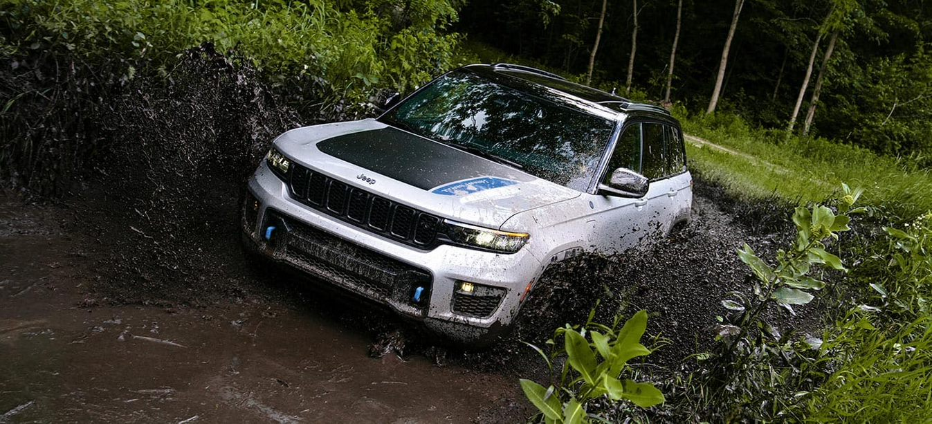 The 2023 Jeep Grand Cherokee 4xe travelling through the mud.