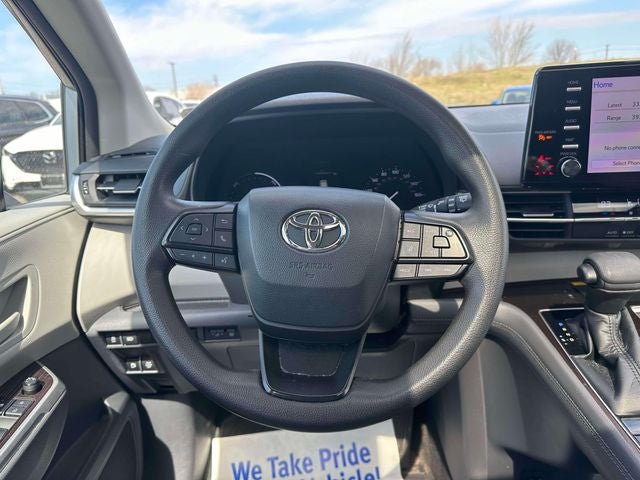 2022 Toyota Sienna LE 8 Passenger
