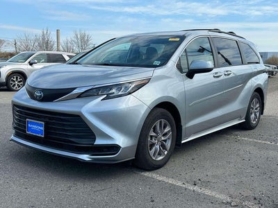2022 Toyota Sienna LE 8 Passenger