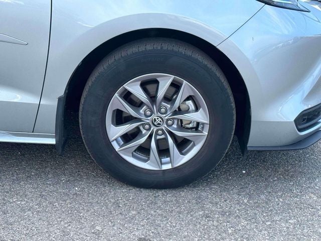 2022 Toyota Sienna LE 8 Passenger
