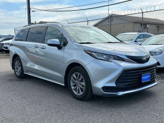 2022 Toyota Sienna LE 8 Passenger